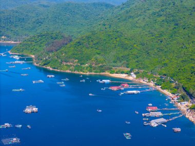 Istakoz besleme çiftliklerinin hava manzarası, Vung Ro körfezindeki yüzen balıkçı köyü, Phu Yen, Vietnam. Burası çok popüler bir turizm beldesi. Seyahat ve manzara konsepti