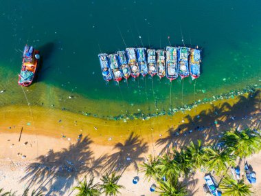 Istakoz besleme çiftliklerinin hava manzarası, Vung Ro körfezindeki yüzen balıkçı köyü, Phu Yen, Vietnam. Burası çok popüler bir turizm beldesi. Seyahat ve manzara konsepti