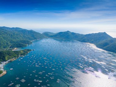 Istakoz besleme çiftliklerinin hava manzarası, Vung Ro körfezindeki yüzen balıkçı köyü, Phu Yen, Vietnam. Burası çok popüler bir turizm beldesi. Seyahat ve manzara konsepti