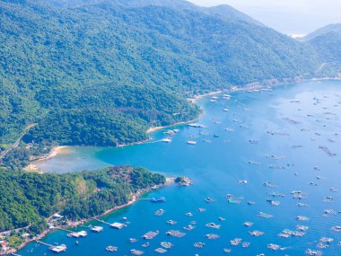 Istakoz besleme çiftliklerinin hava manzarası, Vung Ro körfezindeki yüzen balıkçı köyü, Phu Yen, Vietnam. Burası çok popüler bir turizm beldesi. Seyahat ve manzara konsepti