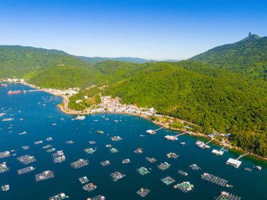 Istakoz besleme çiftliklerinin hava manzarası, Vung Ro körfezindeki yüzen balıkçı köyü, Phu Yen, Vietnam. Burası çok popüler bir turizm beldesi. Seyahat ve manzara konsepti