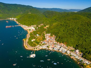 Istakoz besleme çiftliklerinin hava manzarası, Vung Ro körfezindeki yüzen balıkçı köyü, Phu Yen, Vietnam. Burası çok popüler bir turizm beldesi. Seyahat ve manzara konsepti