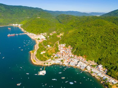 Istakoz besleme çiftliklerinin hava manzarası, Vung Ro körfezindeki yüzen balıkçı köyü, Phu Yen, Vietnam. Burası çok popüler bir turizm beldesi. Seyahat ve manzara konsepti