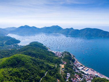 Istakoz besleme çiftliklerinin hava manzarası, Vung Ro körfezindeki yüzen balıkçı köyü, Phu Yen, Vietnam. Burası çok popüler bir turizm beldesi. Seyahat ve manzara konsepti