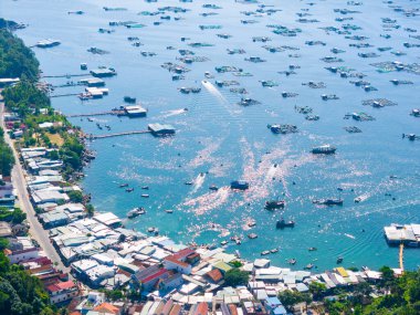 Istakoz besleme çiftliklerinin hava manzarası, Vung Ro körfezindeki yüzen balıkçı köyü, Phu Yen, Vietnam. Burası çok popüler bir turizm beldesi. Seyahat ve manzara konsepti