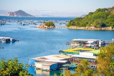 Istakoz besleme çiftliklerinin hava manzarası, Vung Ro körfezindeki yüzen balıkçı köyü, Phu Yen, Vietnam. Burası çok popüler bir turizm beldesi. Seyahat ve manzara konsepti