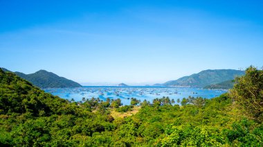 Istakoz besleme çiftliklerinin hava manzarası, Vung Ro körfezindeki yüzen balıkçı köyü, Phu Yen, Vietnam. Burası çok popüler bir turizm beldesi. Seyahat ve manzara konsepti