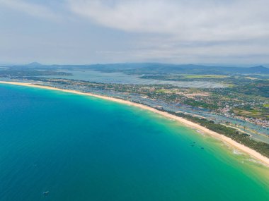 Phu Luong balıkçı köyünden görülen Phu Yen manzarası. Seyahat ve manzara konsepti