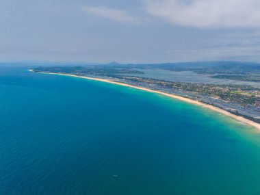 Phu Luong balıkçı köyünden görülen Phu Yen manzarası. Seyahat ve manzara konsepti