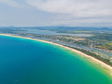 Phu Luong balıkçı köyünden görülen Phu Yen manzarası. Seyahat ve manzara konsepti