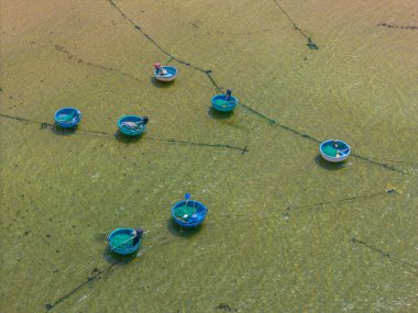 Tuy Hoa Phu Yen 'de turistleri taşıyan gemi sepetlerinin hava görüntüsü, Vietnam' ın Phu Yen eyaletindeki Yen Adası 'nda Vietnam. Seyahat ve manzara konsepti