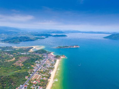 Phu Luong balıkçı köyünden görülen Phu Yen manzarası. Seyahat ve manzara konsepti