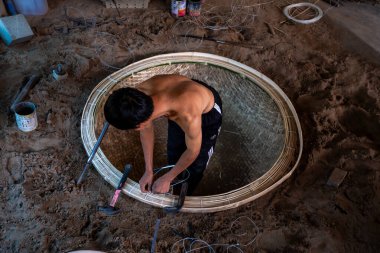 Phu Yen vilayeti, Vietnam - 4 Nisan 2024: An Dan, Tuy An bölgesi, Phu Yen, Vietnam 'da balıkçılık yapan balıkçılara hizmet veren bambu sepet tekne atölyesi manzarası