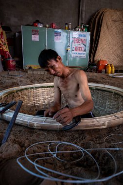 Phu Yen vilayeti, Vietnam - 4 Nisan 2024: An Dan, Tuy An bölgesi, Phu Yen, Vietnam 'da balıkçılık yapan balıkçılara hizmet veren bambu sepet tekne atölyesi manzarası