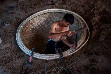 Phu Yen vilayeti, Vietnam - 4 Nisan 2024: An Dan, Tuy An bölgesi, Phu Yen, Vietnam 'da balıkçılık yapan balıkçılara hizmet veren bambu sepet tekne atölyesi manzarası