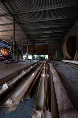 Phu Yen vilayeti, Vietnam - 4 Nisan 2024: An Dan, Tuy An bölgesi, Phu Yen, Vietnam 'da balıkçılık yapan balıkçılara hizmet veren bambu sepet tekne atölyesi manzarası