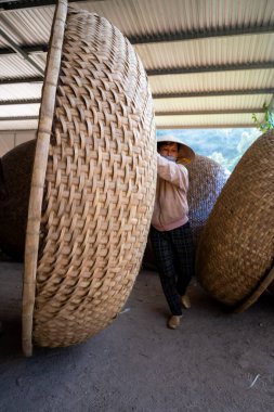 Phu Yen vilayeti, Vietnam - 4 Nisan 2024: An Dan, Tuy An bölgesi, Phu Yen, Vietnam 'da balıkçılık yapan balıkçılara hizmet veren bambu sepet tekne atölyesi manzarası