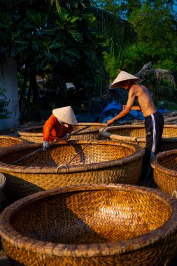 Phu Yen vilayeti, Vietnam - 4 Nisan 2024: An Dan, Tuy An bölgesi, Phu Yen, Vietnam 'da balıkçılık yapan balıkçılara hizmet veren bambu sepet tekne atölyesi manzarası