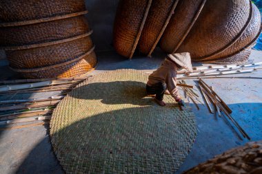 Phu Yen vilayeti, Vietnam - 4 Nisan 2024: An Dan, Tuy An bölgesi, Phu Yen, Vietnam 'da balıkçılık yapan balıkçılara hizmet veren bambu sepet tekne atölyesi manzarası