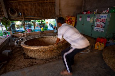 Phu Yen vilayeti, Vietnam - 4 Nisan 2024: An Dan, Tuy An bölgesi, Phu Yen, Vietnam 'da balıkçılık yapan balıkçılara hizmet veren bambu sepet tekne atölyesi manzarası