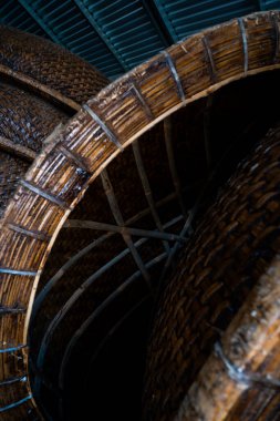 Vietnam 'ın Phu Yen bölgesinde An Dan, Tuy An bölgesinde balıkçılık yapan balıkçılara yardım eden bambu sepetinin görüntüsü. Seyahat kavramı