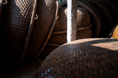 Vietnam 'ın Phu Yen bölgesinde An Dan, Tuy An bölgesinde balıkçılık yapan balıkçılara yardım eden bambu sepetinin görüntüsü. Seyahat kavramı