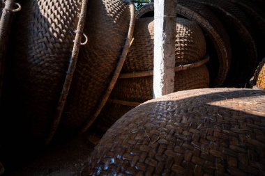Vietnam 'ın Phu Yen bölgesinde An Dan, Tuy An bölgesinde balıkçılık yapan balıkçılara yardım eden bambu sepetinin görüntüsü. Seyahat kavramı