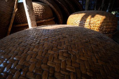 Vietnam 'ın Phu Yen bölgesinde An Dan, Tuy An bölgesinde balıkçılık yapan balıkçılara yardım eden bambu sepetinin görüntüsü. Seyahat kavramı