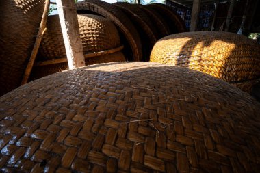 Vietnam 'ın Phu Yen bölgesinde An Dan, Tuy An bölgesinde balıkçılık yapan balıkçılara yardım eden bambu sepetinin görüntüsü. Seyahat kavramı