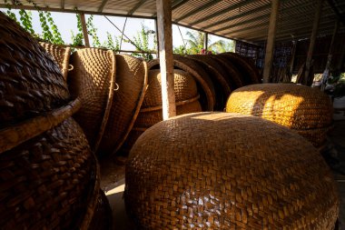 Vietnam 'ın Phu Yen bölgesinde An Dan, Tuy An bölgesinde balıkçılık yapan balıkçılara yardım eden bambu sepetinin görüntüsü. Seyahat kavramı