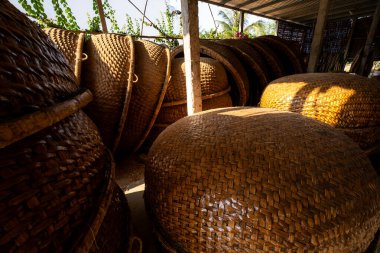 Vietnam 'ın Phu Yen bölgesinde An Dan, Tuy An bölgesinde balıkçılık yapan balıkçılara yardım eden bambu sepetinin görüntüsü. Seyahat kavramı