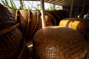 Vietnam 'ın Phu Yen bölgesinde An Dan, Tuy An bölgesinde balıkçılık yapan balıkçılara yardım eden bambu sepetinin görüntüsü. Seyahat kavramı