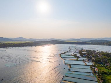 Gün batımında O Loan Lagünü 'nün havadan görünüşü, Phu Yen bölgesi, Vietnam. Seyahat ve manzara konsepti.