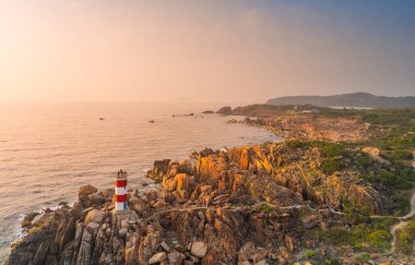 Ganh Den Deniz Feneri manzarası, Phu Yen. Burası Vietnam 'ın ünlü bir turistik mekanıdır. Seyahat ve manzara konsepti.