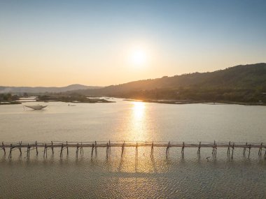 Ong Cop köprüsü ya da Vietnam 'ın Chi Thanh bölgesindeki en uzun tahta köprüsü, Phu Yen bölgesi, Vietnam. Seyahat ve manzara konsepti.