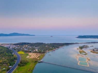 Ong Cop köprüsü ya da Vietnam 'ın Chi Thanh bölgesindeki en uzun tahta köprüsü, Phu Yen bölgesi, Vietnam. Seyahat ve manzara konsepti.