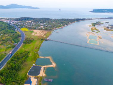 Ong Cop köprüsü ya da Vietnam 'ın Chi Thanh bölgesindeki en uzun tahta köprüsü, Phu Yen bölgesi, Vietnam. Seyahat ve manzara konsepti.