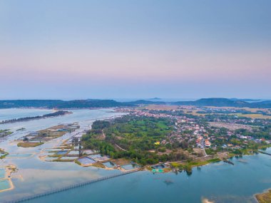 Ong Cop köprüsü ya da Vietnam 'ın Chi Thanh bölgesindeki en uzun tahta köprüsü, Phu Yen bölgesi, Vietnam. Seyahat ve manzara konsepti.