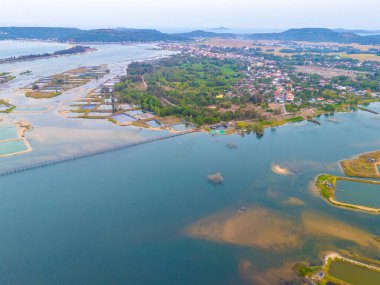 Ong Cop köprüsü ya da Vietnam 'ın Chi Thanh bölgesindeki en uzun tahta köprüsü, Phu Yen bölgesi, Vietnam. Seyahat ve manzara konsepti.