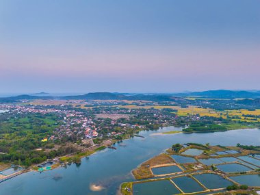 Ong Cop köprüsü ya da Vietnam 'ın Chi Thanh bölgesindeki en uzun tahta köprüsü, Phu Yen bölgesi, Vietnam. Seyahat ve manzara konsepti.