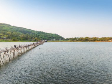 Ong Cop köprüsü ya da Vietnam 'ın Chi Thanh bölgesindeki en uzun tahta köprüsü, Phu Yen bölgesi, Vietnam. Seyahat ve manzara konsepti.