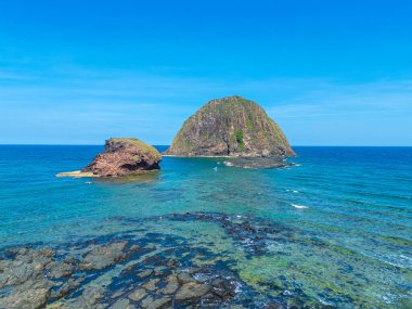 Hon Yen Adası 'nın havadan görünüşü, Phu Yen bölgesi, Vietnam. Seyahat ve manzara konsepti