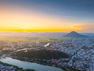 Tuy Hoa şehri, Phu Yen bölgesi, Vietnam. Burası turistlerin ve yerlilerin ilgisini çeken yeni bir yer. Seyahat ve manzara konsepti
