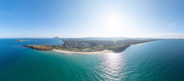 Phu Yen vilayetindeki Bai Xep plajının havadan görüntüsü, Vietnam. Tepeden tırnağa tropik bir sahil. Vietnam 'a seyahat, altın kumsal, deniz kayaları sallanıyor. Seyahat ve manzara konsepti