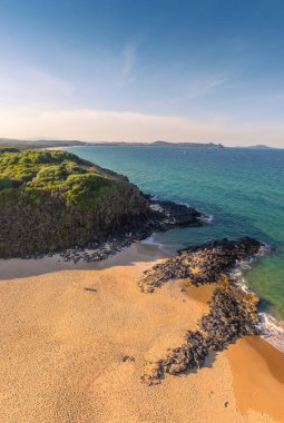 Phu Yen vilayetindeki Bai Xep plajının havadan görüntüsü, Vietnam. Tepeden tırnağa tropik bir sahil. Vietnam 'a seyahat, altın kumsal, deniz kayaları sallanıyor. Seyahat ve manzara konsepti