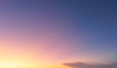 Ufuk manzarası ve dramatik alacakaranlık gökyüzü ve günbatımı arka planı. Doğal gökyüzü arkaplan dokusu, güzel bir renk. Kara bulutlar, büyük fırtına ve yağmur. Hava ve doğa kavramı