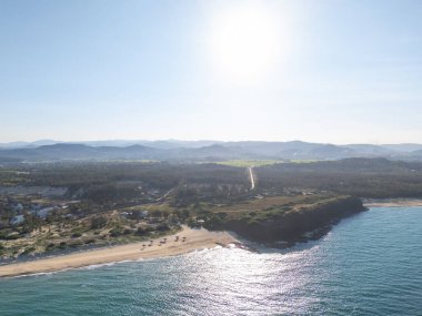 Phu Yen vilayetindeki Bai Xep plajının havadan görüntüsü, Vietnam. Tepeden tırnağa tropik bir sahil. Vietnam 'a seyahat, altın kumsal, deniz kayaları sallanıyor. Seyahat ve manzara konsepti