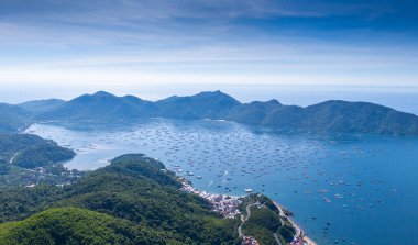 Istakoz besleme çiftliklerinin hava manzarası, Vung Ro körfezindeki yüzen balıkçı köyü, Phu Yen, Vietnam. Burası çok popüler bir turizm beldesi. Seyahat ve manzara konsepti