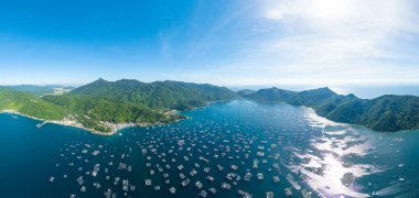 Istakoz besleme çiftliklerinin hava manzarası, Vung Ro körfezindeki yüzen balıkçı köyü, Phu Yen, Vietnam. Burası çok popüler bir turizm beldesi. Seyahat ve manzara konsepti