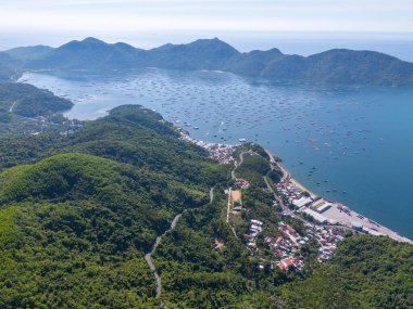 Istakoz besleme çiftliklerinin hava manzarası, Vung Ro körfezindeki yüzen balıkçı köyü, Phu Yen, Vietnam. Burası çok popüler bir turizm beldesi. Seyahat ve manzara konsepti